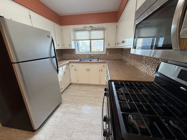 Building Photo - 3 Bedroom 1 Bath single story home