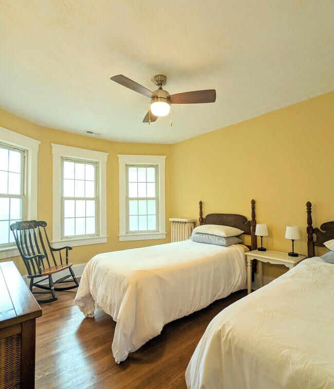 2nd bedroom with two twin XL beds - 7216 W Clinton Ave