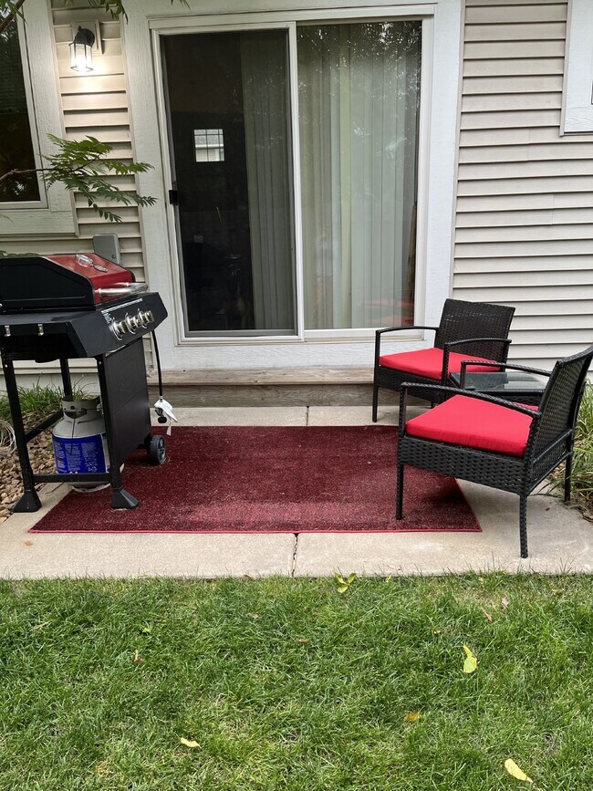 Building Photo - Prime location Vadnais Heights Townhome 4 Bed 4 Bath!