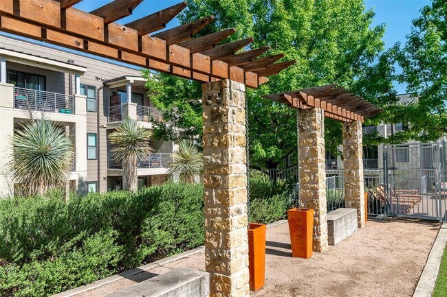 Building Photo - 2733 Dulce Ln