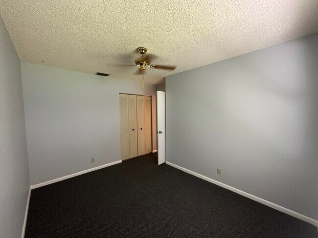 Building Photo - 80 Tara Lakes Dr W