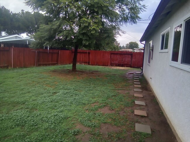 Building Photo - Nicely remodeled 3 bedroom 2 bath home wit...
