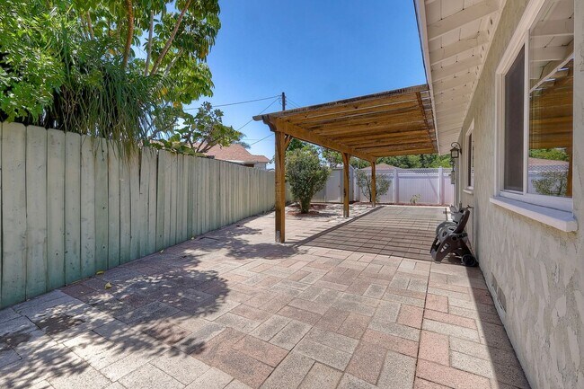 Building Photo - San Diego- Near Del Cerro - Refreshed 4 bed / 2 bath Home w/Solar ,A/C, Large Yard, Garage, and M...