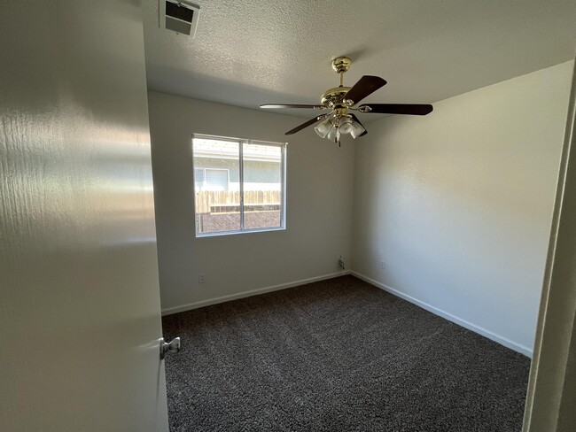 Building Photo - 328 Roadrunner Dr