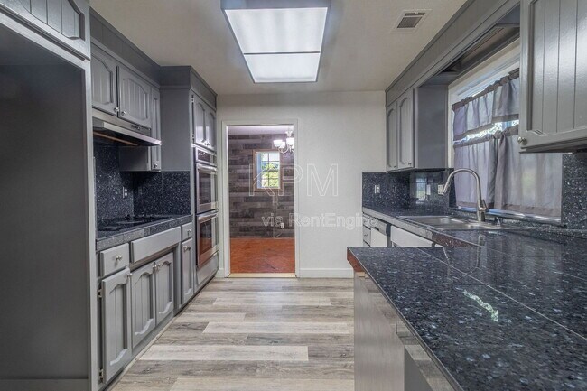 Building Photo - 2828 Smoke Tree Cir