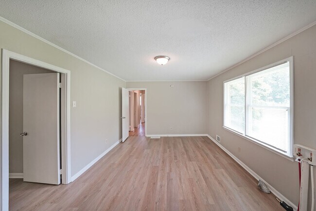 Building Photo - 3/1 ranch home on 4 acres
