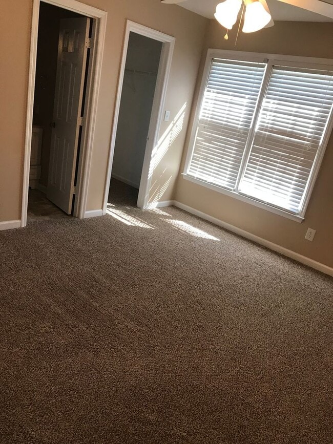 Building Photo - Nice 2 bedroom 2.5 bath town home in quiet neighborhood in town