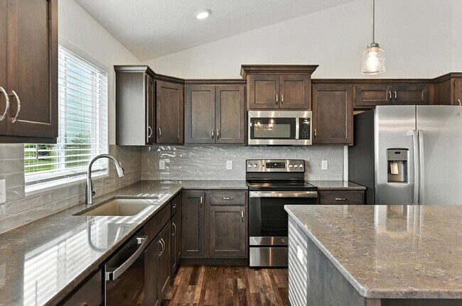 Building Photo - Near Lake Flanagan