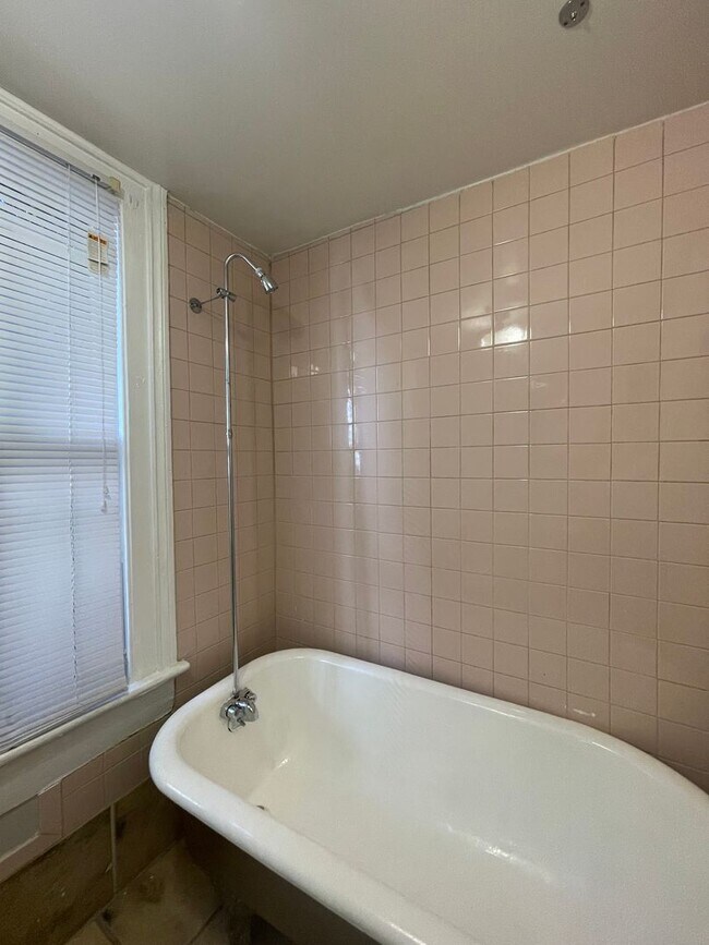 Building Photo - 984 Magnolia St