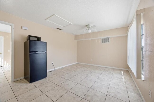 Building Photo - 2918 Fan Palm Dr