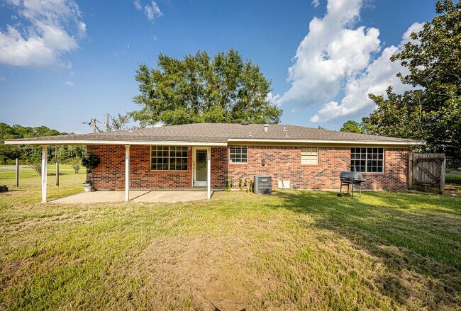 Building Photo - Move in ready 3 Bed 2 Bath Home in East Central School District!