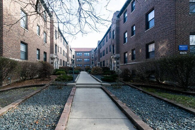 Building Photo - 1322 Oak Ave