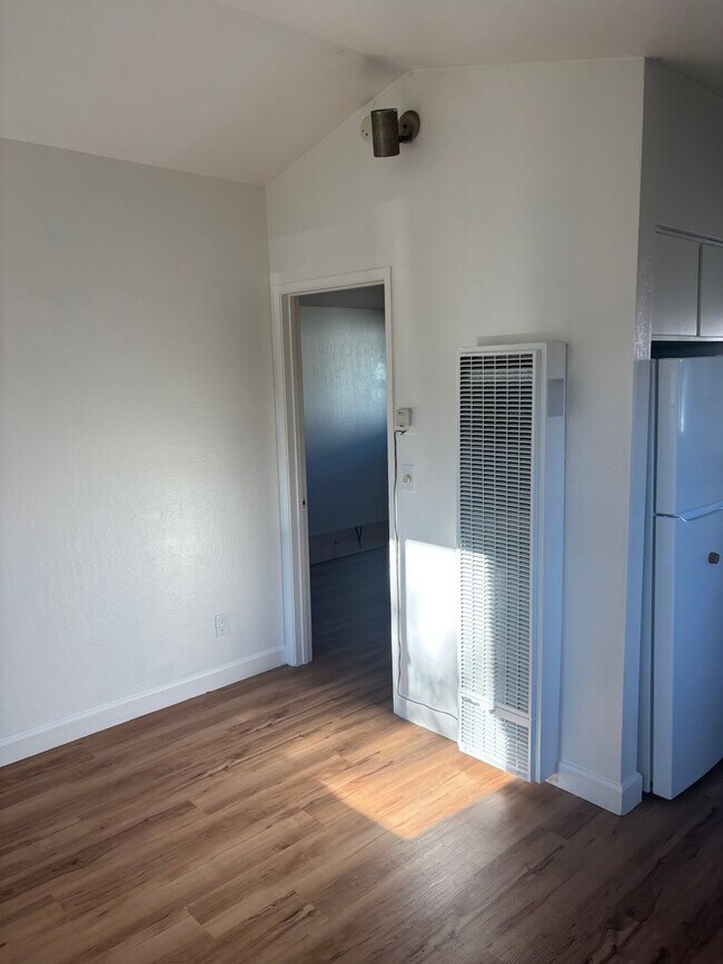 Building Photo - 309 King St