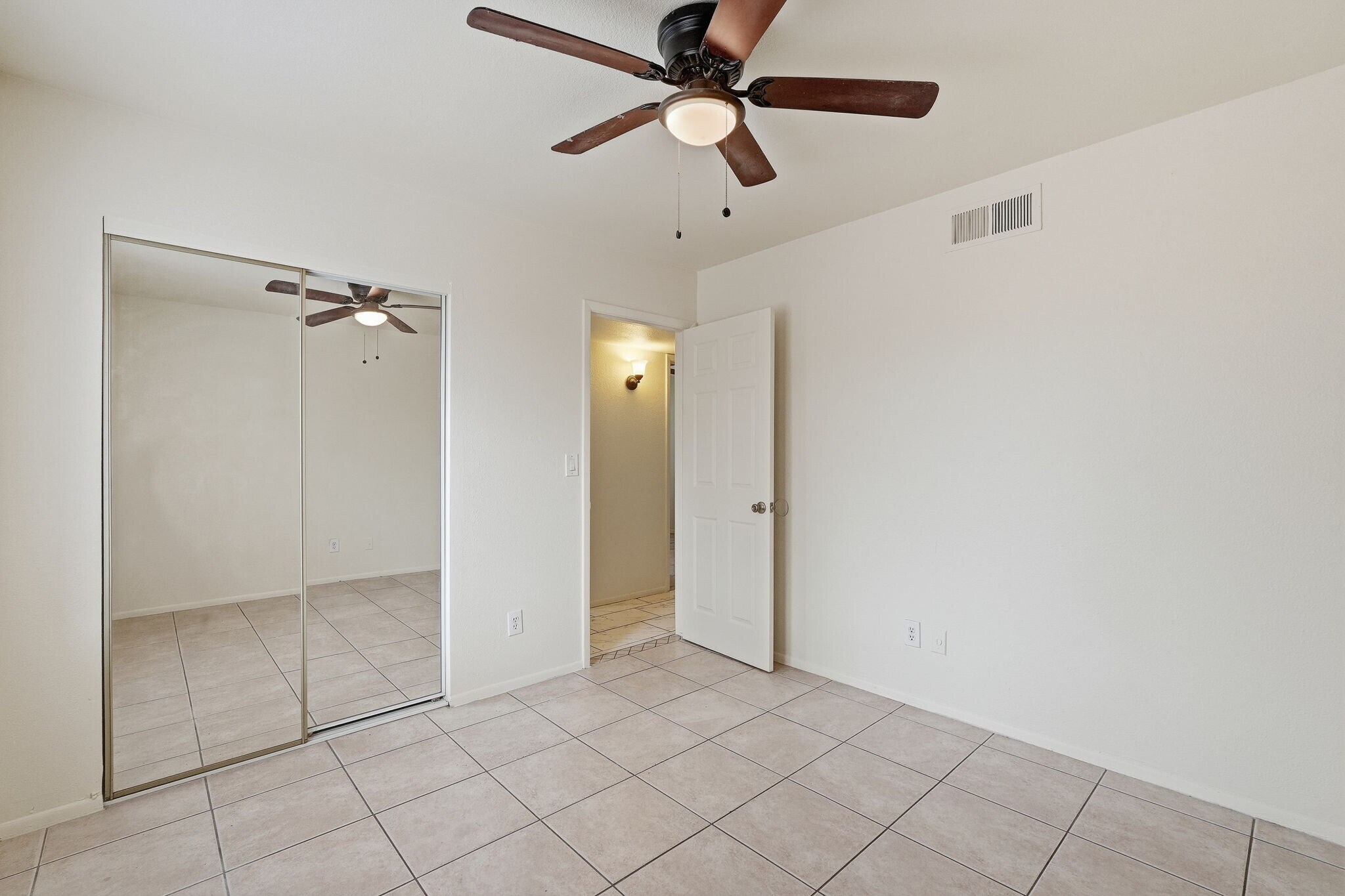 Building Photo - 4731 W Paradise Ln