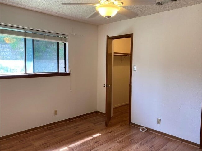 Building Photo - 6902 Thorncliffe Dr