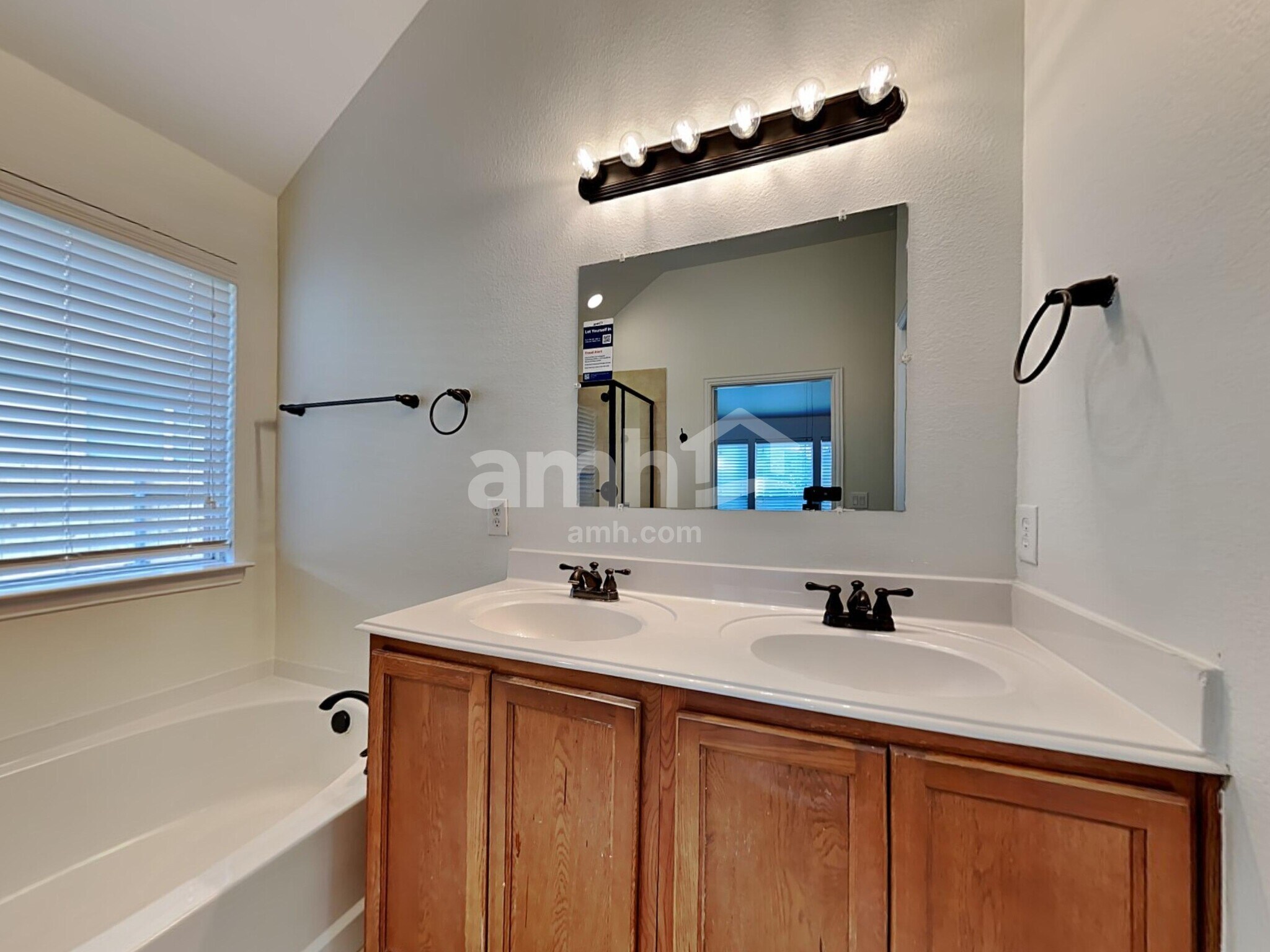 Building Photo - 625 Vickie St