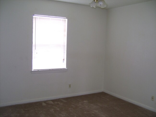 Building Photo - 804-804 Williamson Dr