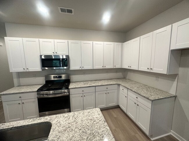 Building Photo - AMAZING LOCATION - 10 Minutes from both Su...