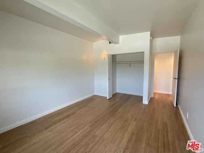 Building Photo - 2243 Silver Ridge Ave