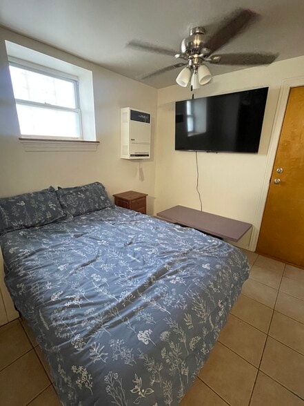 Building Photo - 440 E 42nd St