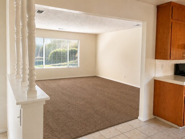 Building Photo - 305 E Encore Dr