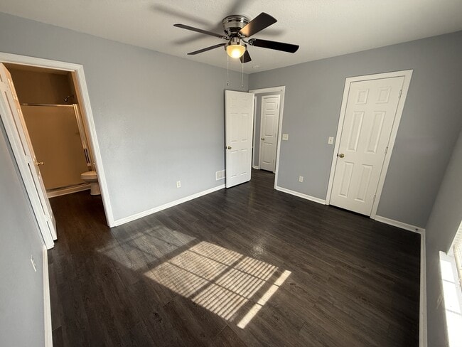 Building Photo - 417 NW Woodbury Dr