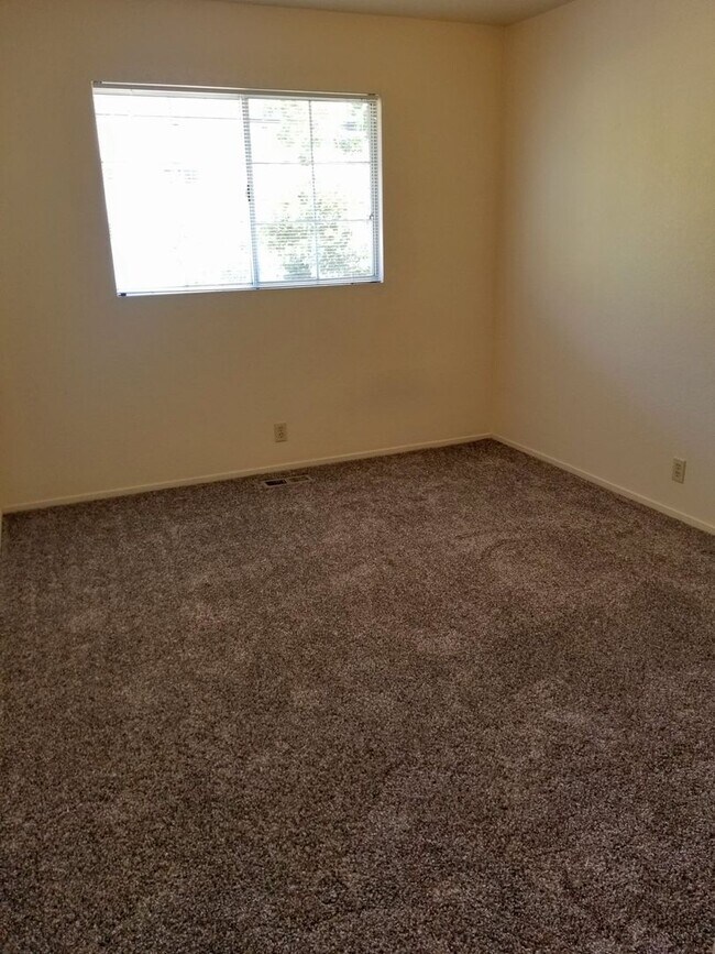 Building Photo - Two Bedroom Condo w/Loft  Sinsheimer Neigh...