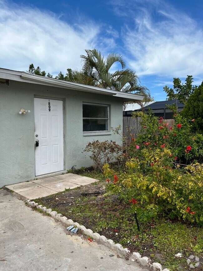Building Photo - 2 bed room one bath duplex - Move in Special