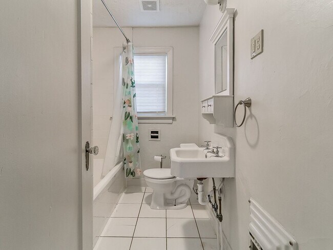 Building Photo - Charming 1 bed | 1 bath in great location