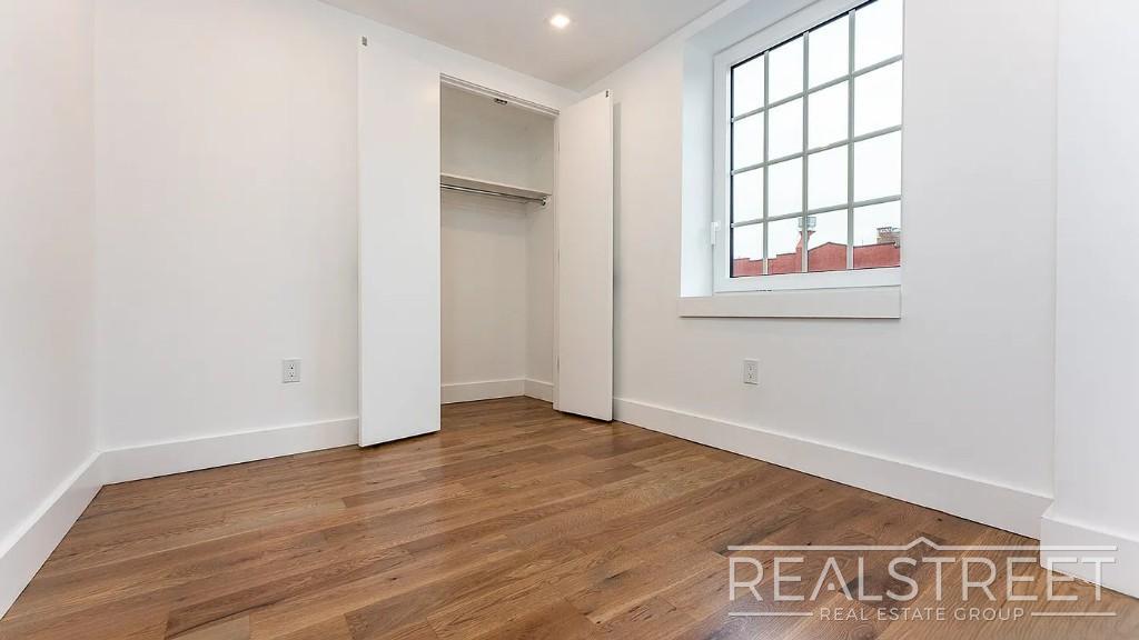 Building Photo - Montrose Avenue