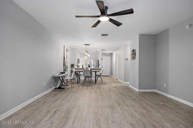 Building Photo - 5 Arbor Club Dr