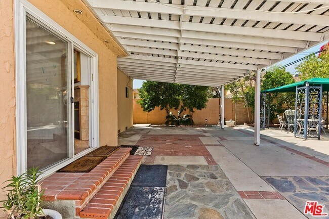 Building Photo - 5049 Hesperia Ave