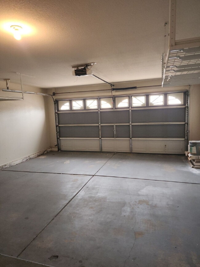 Building Photo - "Spacious 4-Bedroom Glendale Gem with Granite Elegance - 2018 Sq Ft of Comfort!"