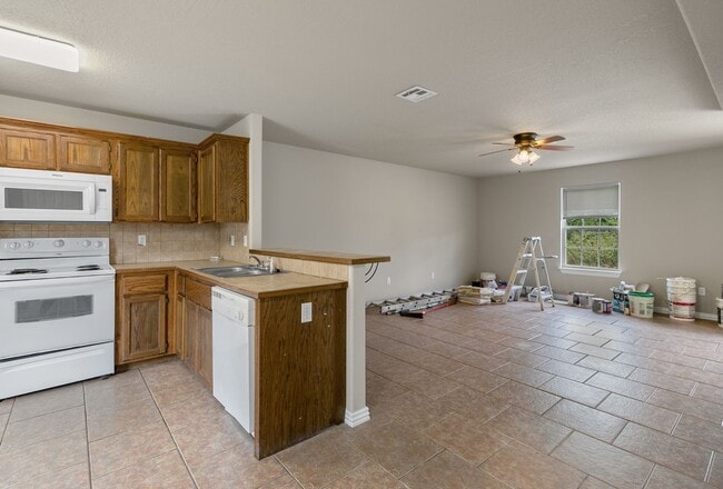 Building Photo - Siloam TownHome