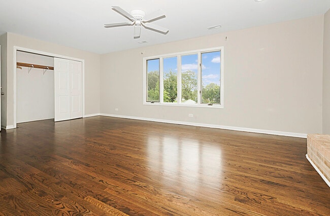 Building Photo - 504 N La Grange Rd