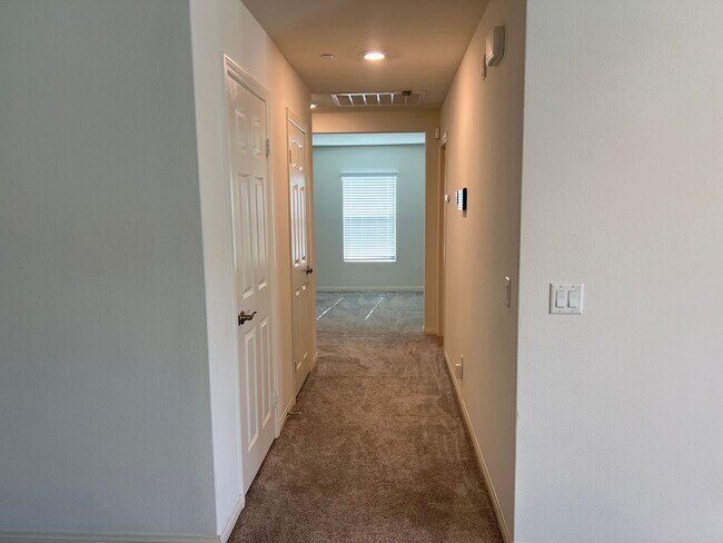 Building Photo - 3 Bedroom Plus Bonus Room Single Family Ho...