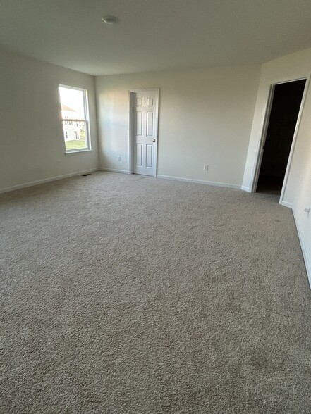 Master bedroom - 216 Windmill View Dr