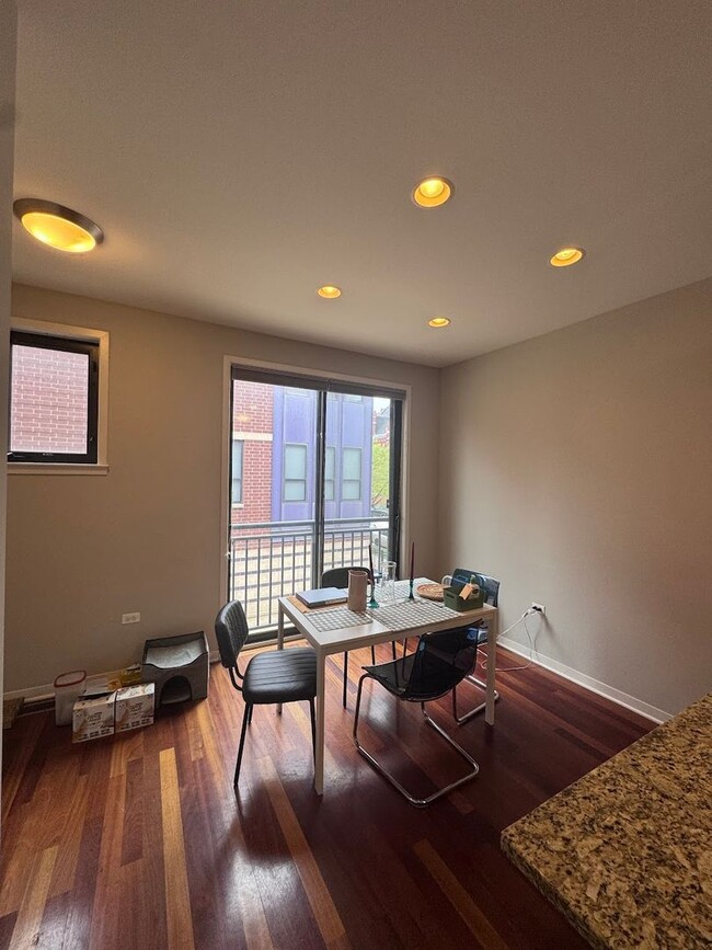 Building Photo - Luxurious 3-Bedroom, 3-Bath Townhouse Loca...