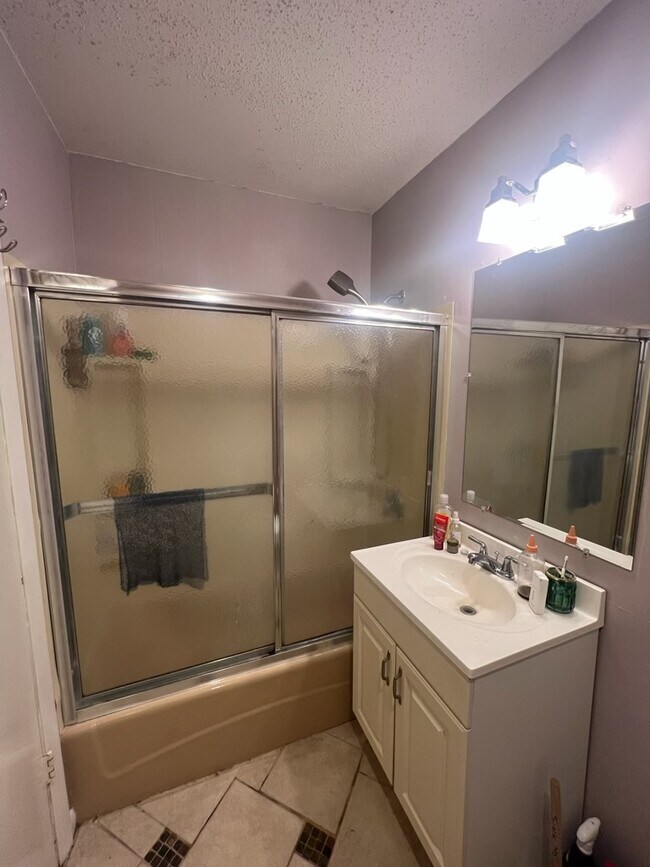 Building Photo - 919 High Path Road