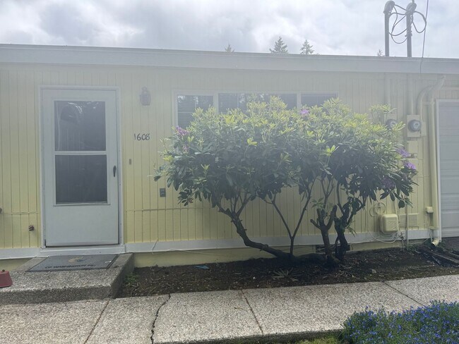 Building Photo - L390-23