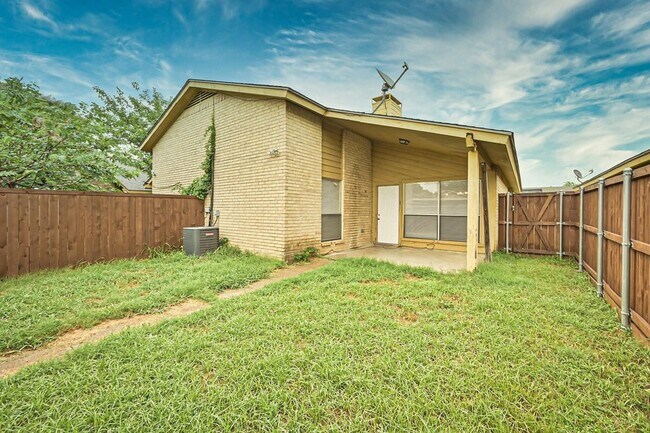 Building Photo - 2704 St George Pl