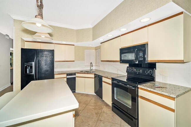 Building Photo - 7669 Fairway Woods Dr