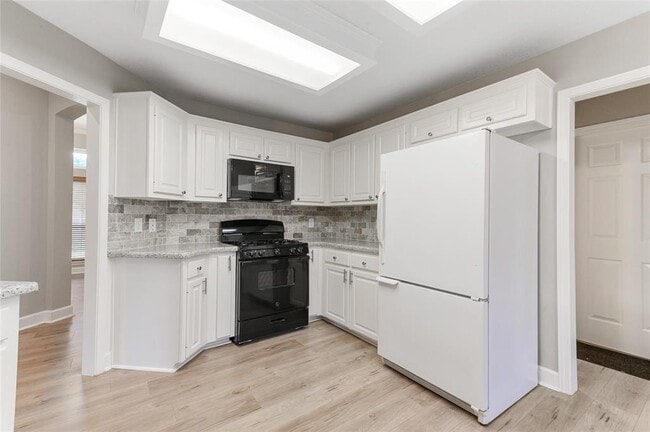 Building Photo - 10335 Emerald Oaks Dr