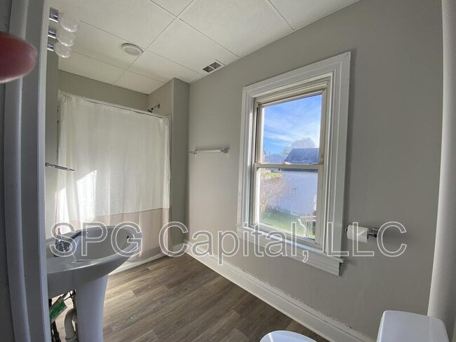 Building Photo - 1340 W College Ave