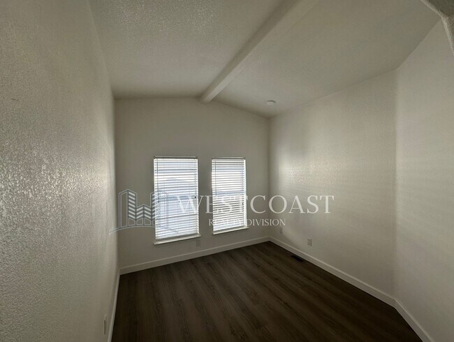 Building Photo - 41644 Valencia Way