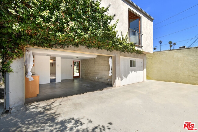 Building Photo - 656 Angelus Pl