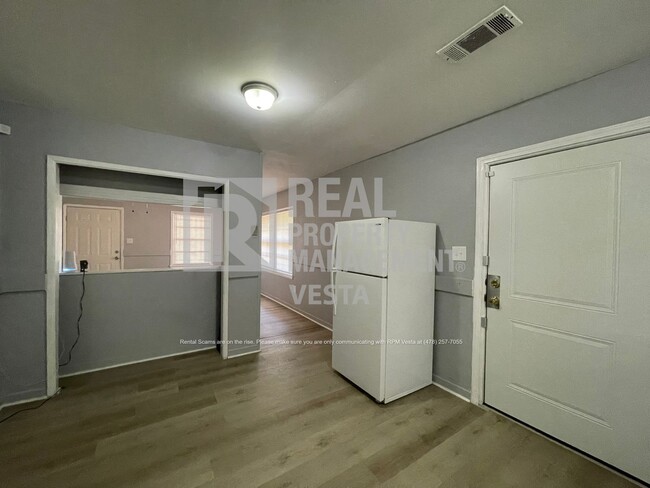 Building Photo - Beautifully Updated Two Bedroom Home