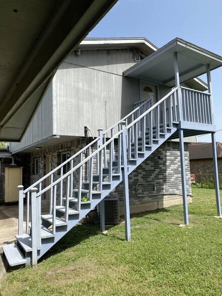 Building Photo - 985 N Iowa Ave