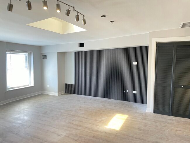 Building Photo - 2142 N Halsted St