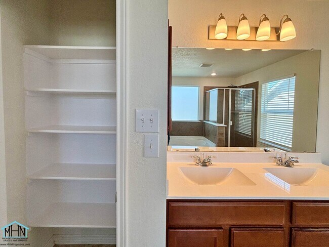 Building Photo - Gorgeous 4 bedroom, 3.5 bath home, minutes...